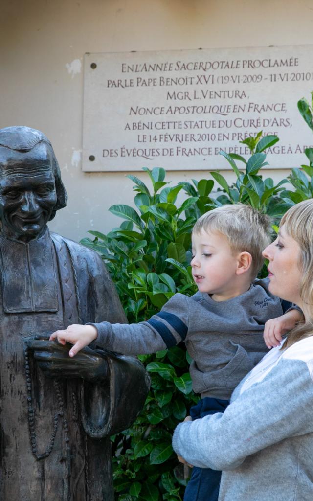 Statue de Jean-Marie Vianney à Ars-sur-Formans.