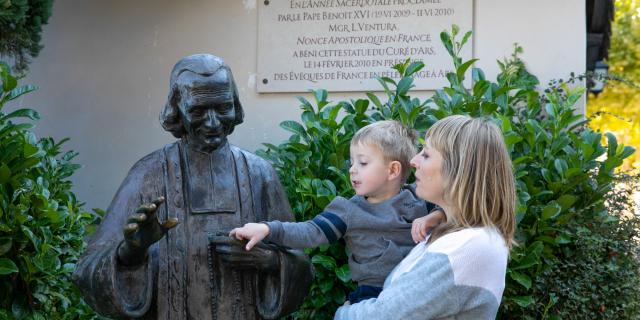 Statue de Jean-Marie Vianney à Ars-sur-Formans.