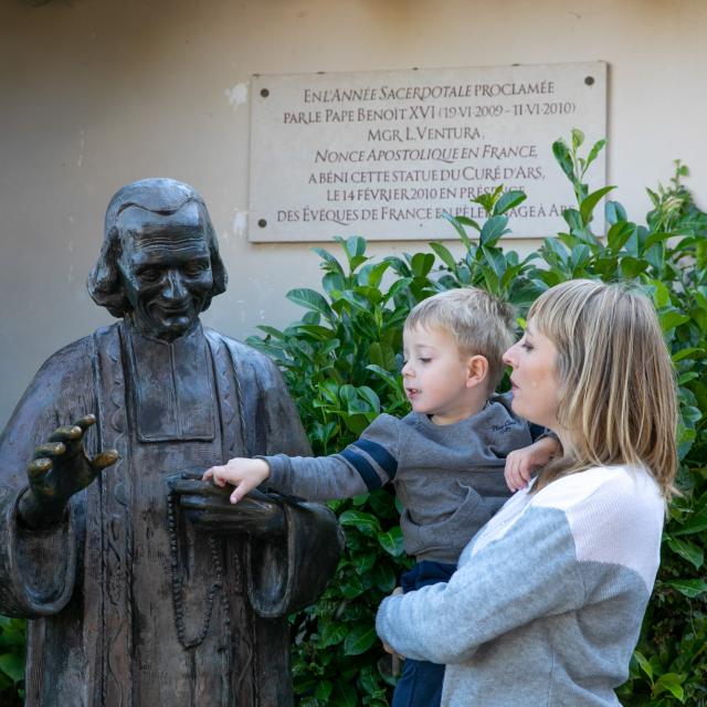 Statue de Jean-Marie Vianney à Ars-sur-Formans.