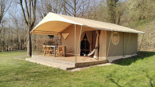 Camping Le Bois de da Dame à Ars-sur-Formans