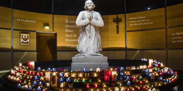 Statue de Jean-Marie Vianney dans la lanterne de cierges à Ars