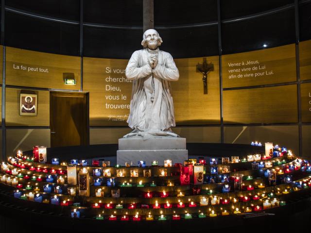 Statue de Jean-Marie Vianney dans la lanterne de cierges à Ars