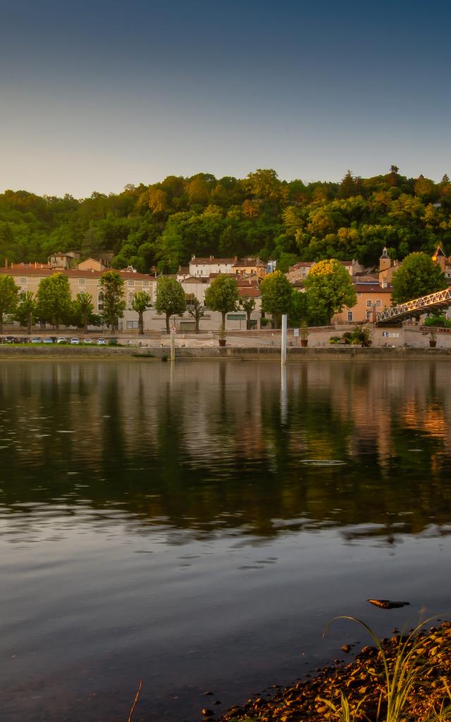 Vue sur Trévoux depuis les bords de Saône