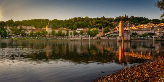 Vue sur Trévoux depuis les bords de Saône