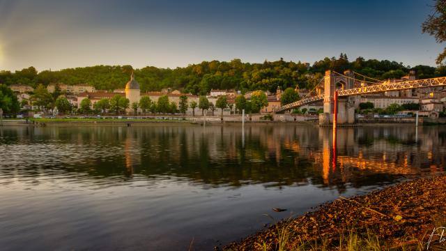 Vue sur Trévoux depuis les bords de Saône