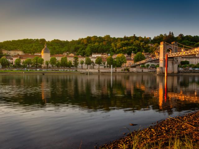 Vue sur Trévoux depuis les bords de Saône