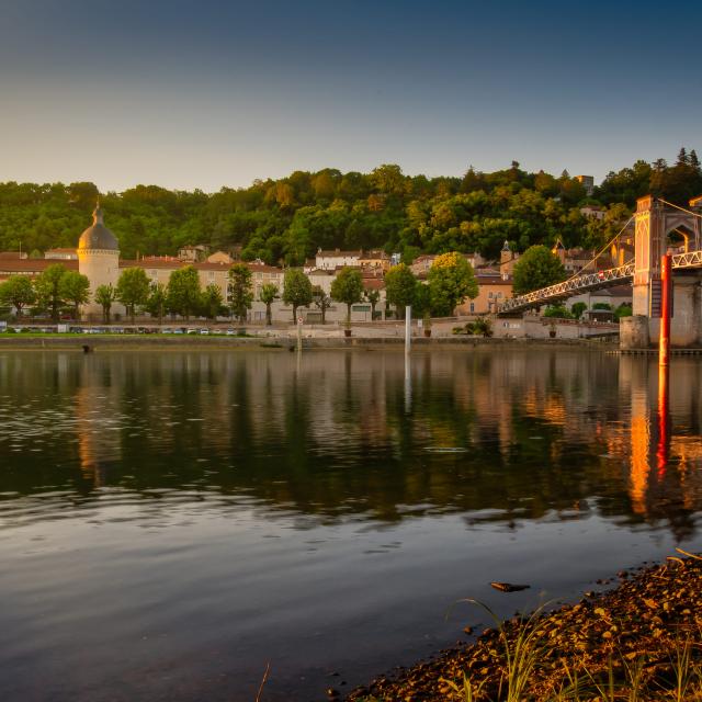 Vue sur Trévoux depuis les bords de Saône